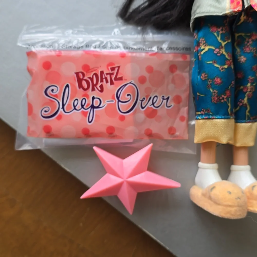 Bratz Sleepover Doll with Pajamas - Picture 4 of 4